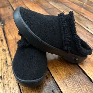 Women’s new without box Oofos black fleece lined mules size 9